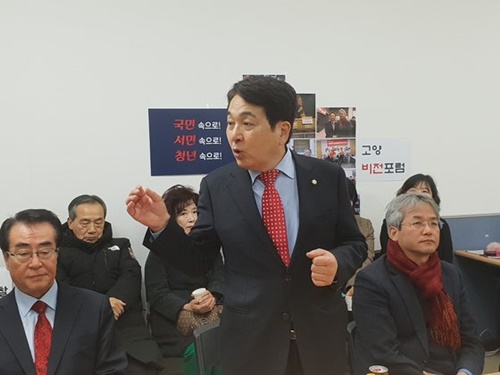 韓国党全党大会への出馬を宣言した沈在哲議員が３０日、京畿道高陽で地域党員と会い懇談会に臨んでいる。
