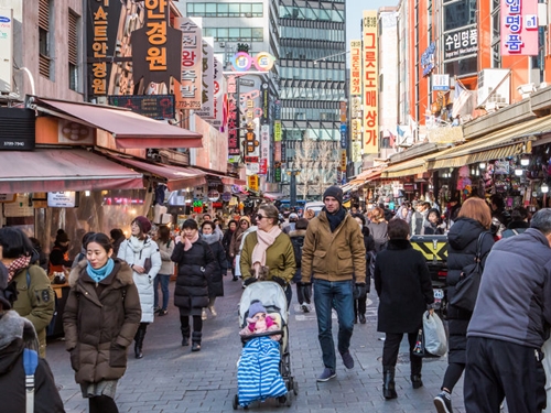 無い物はない！と言われるほど、なんでも揃う「南大門（ナンデムン）市場」。地元韓国人はもちろん、旅行客も多く訪れ、韓国ならではの活気ある市場ショッピングを楽しめます。