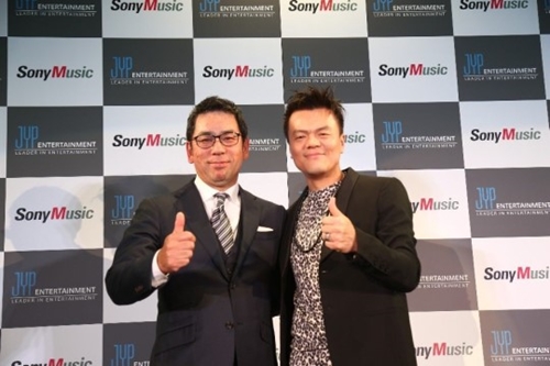 ソニーミュージックの村松俊亮取締役（左）とＪＹＰのパク・ジニョン代表