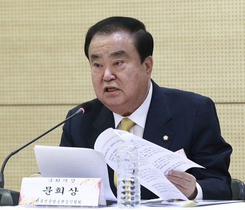 文喜相国会議長が８日午前、ソウル市中区巡和洞（チュング・スンファドン）ワールドカルチャーオープンコリアで開かれた韓国新聞放送編集者討論会で挨拶を述べている。