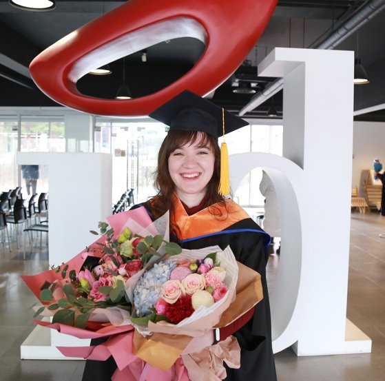 １５日、ＫＡＩＳＴ（韓国科学技術院）で修士学位を授与されたコスタリカ出身マリアさんが花束を持って笑っている。
