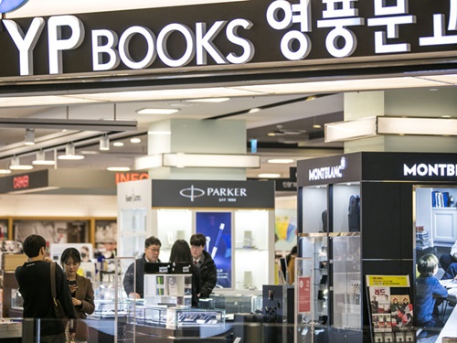 モール内には、人気Ｋ－ＰＯＰアイドルのサイン会が行われることもある大型書店や、舞台挨拶も行われる映画館も入店していて、韓流ファンなら必訪のスポットとしても人気です。