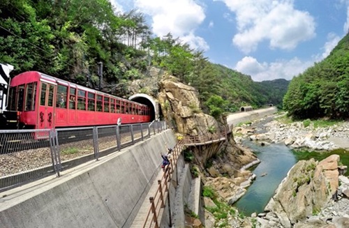 承富駅から出発した、白頭大幹峡谷列車「Ｖ－ｔｒａｉｎ」が養源駅に向かって走っている。（写真＝中央フォト）