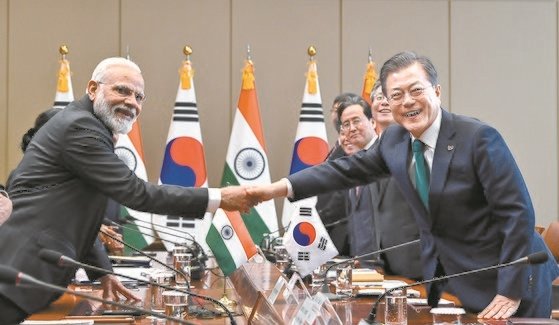 文在寅大統領が２２日に青瓦台でインドのモディ首相と握手している。（写真＝青瓦台写真記者団）