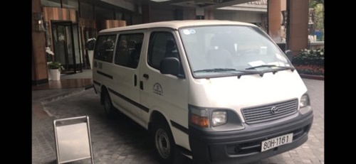 キム・チャンヒョク北朝鮮護衛司令部部長などを乗せる車両が２４日、ベトナム・メリア・ハノイ・ホテルに駐車されている。