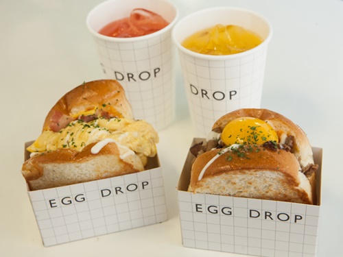 ブリオッシュ食パンを使用した「ＥＧＧ　ＤＲＯＰ」のサンドイッチは、食欲をそそるビジュアル！シンプルなロゴが入った入れ物も可愛らしいです。