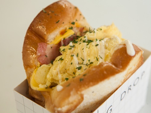 一番人気の「ベーコンダブルチーズ（３，９００ウォン）」は、たっぷりのチーズとふわふわのスクランブルエッグ、ジューシーなベーコンの相性が抜群です。