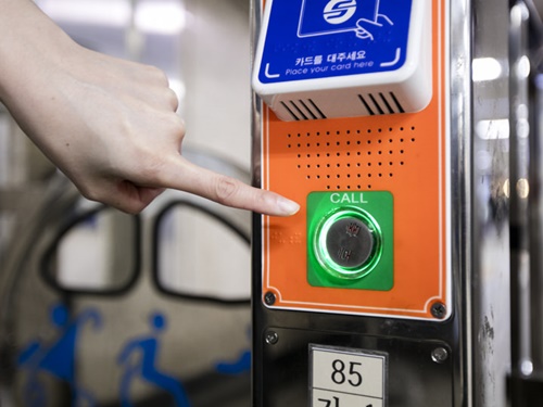 交通カードはタッチせず、改札を出る前にある呼出ボタンを押して、応答した駅員に「??　?????（チャルモットゥロワッソヨ／間違えて入りました）」と伝えましょう。