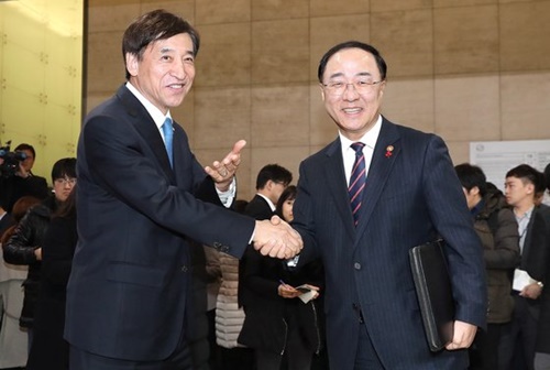 韓国の洪楠基（ホン・ナムギ）経済副首相（右）と李柱烈（イ・ジェヨル）韓国銀行総裁。