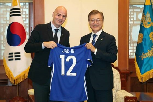 ２０１７年６月、青瓦台で会ったインファンティーノＦＩＦＡ会長と文在寅（ムン・ジェイン）大統領（写真＝共同取材団）