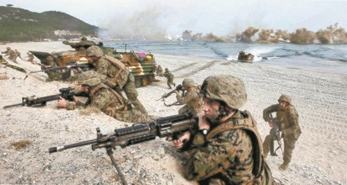 昨年、浦項市北区松羅面の海岸で実施された、韓米海兵８０００人が参加した大規模な上陸訓練。（中央フォト）
