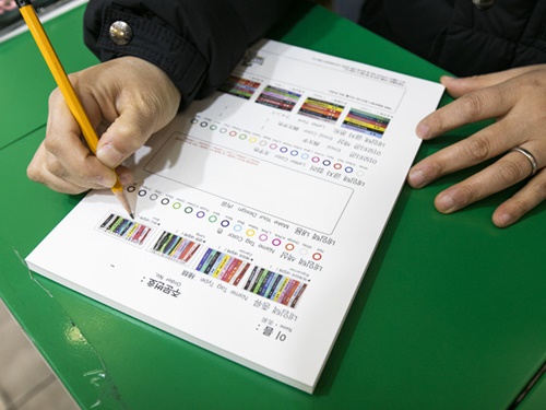 お店で用意されたタグの色や文字の書体・色の中から自由に選び、入力したい文字や絵文字をデザイン注文用紙に記入。受け取りまでは、なんと最短１５分！