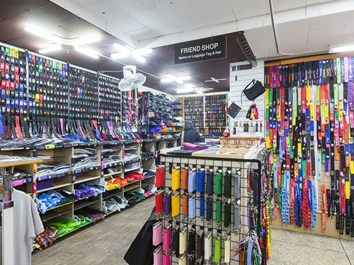 同じく刺繍入りオリジナルダグを作れるのは、梨泰院（イテウォン）エリアにある「ＦＲＩＥＮＤ　ＳＨＯＰ」。客室乗務員に愛用されているネームタグ・バックタグの専門店で、口コミでも評判です。