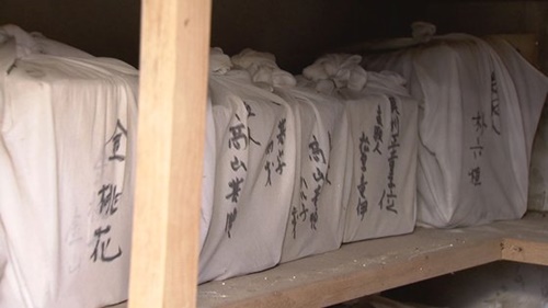 納骨堂内部に安置されている遺骨箱。白い布の上に朴ＯＯ、金ＯＯなど朝鮮人の名前が記されている。
