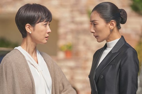 ＪＴＢＣドラマ『ＳＫＹキャッスル』出演後、第２の全盛期を迎えたヨム・ジョンア（写真左）とキム・ソヒョン。若い女性の圧倒的支持を受け、アイドル並みの人気を得ている。（写真＝中央フォト）