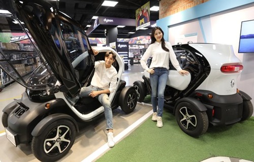 ７日、エレクトロマート永登浦店でモデルがルノーサムスン電気自動車「トゥイジー」を紹介している。（写真ーイーマート）