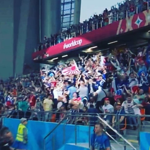 昨年６月２５日、ロシアＷ杯の日本－セネガル戦の観客席で、旭日旗を持って応援する日本の応援団。