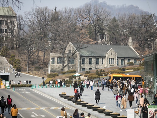 韓国の新学期は３月から。学生街として有名な梨大（イデ）は賑わいを見せています。