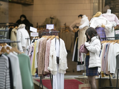 梨大は安くて可愛いアイテムが集まっており、女子大生御用達。新生活は新しい服で気分一新！