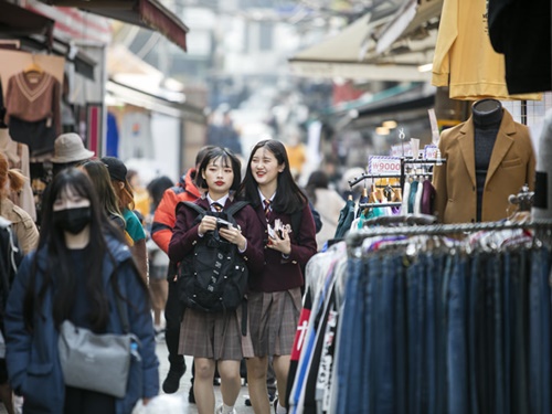 梨大の名前の由来となっている梨花女子大学校は、女子高生の憧れ。数年後は大学生として同じ場所を歩いているかも？