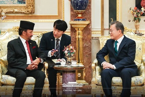 ブルネイを国賓訪問中の文在寅大統領が１１日、ブルネイ王宮でハサナル・ボルキア国王と歓談している。（写真＝青瓦台）