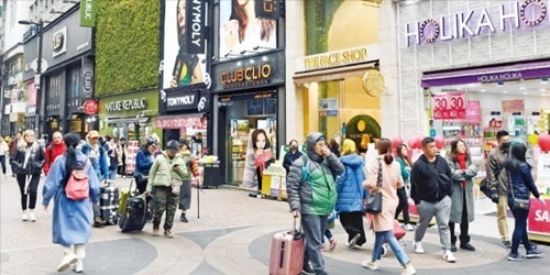 中国のＴＨＡＡＤ報復が２年にわたり続きソウルの明洞や南大門など外国人旅行客が集まる地域では中国人団体観光客を見つけるのが難しかった。１２日の明洞の化粧品ロードショップはお客がほとんどおらず閑散としている。