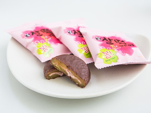 桜が大きくプリントされた個包装は春らしく、「Ｓｐｒｉｎｇ　Ｅｄｉｔｉｏｎ（春限定）」とも書かれているので、春の韓国旅行のバラマキ土産にもぴったり。コンビニやマートで手に入るので、是非探してみては？
