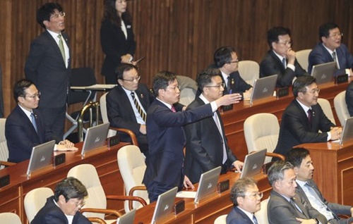 韓国野党「自由韓国党」の羅卿ウォン院内代表の交渉団体代表演説が１２日午前、国会本会議場で開かれた。民主党議員が席から立って羅院内代表の謝罪を要求している。