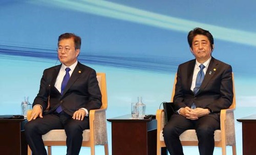 韓国の文在寅大統領と安倍晋三首相が２０１８年に東京で開かれた行事に参加したときの様子。（写真＝青瓦台写真記者団）