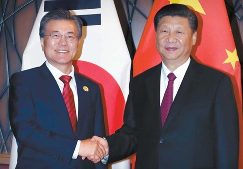 韓国の文在寅大統領と中国の習近平国家主席が２０１７年１１月、ベトナム・ダナンで会って握手を交わしている。（写真＝中央フォト）