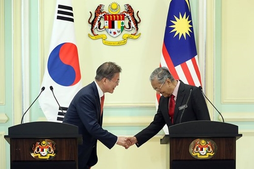 マレーシアを国賓訪問中の文在寅大統領が１３日午後プトラジャヤの首相官邸で合同メディア発表を終えた後、マハティール・ビン・モハマド・マレーシア首相と握手している。（写真＝青瓦台提供）