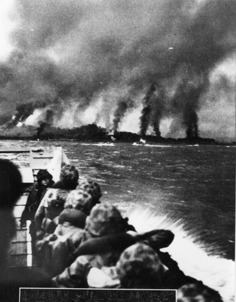 １９５０年９月１５日、国連軍と共に仁川上陸作戦に投入された韓国海兵隊員が艦砲射撃で煙に包まれた仁川海岸を見つめている。（写真＝中央フォト）