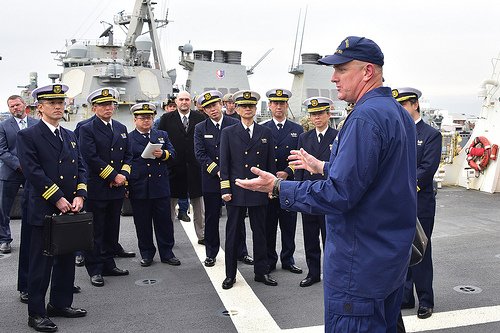 米沿岸警備隊の警備艦「バーソルフ」の艦長ジョン・ドリスコット大佐が２月、横須賀で艦艇を訪問した海上保安官と対話している。（写真＝沿岸警備隊）