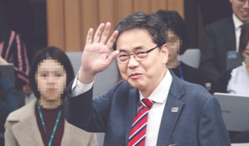 検察の過去事委員会から金学義（キム・ハクウィ）元法務次官事件に関連して捜査対象とされた郭尚道（クァク・サンド）自由韓国党議員が２６日、国会で院内対策会議に出席する前、手を振っている。
