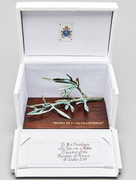 ２０１８年１０月、バチカン市国を公式訪問した時、ローマ法王から受けた「青銅オリーブの枝」（写真＝青瓦台）