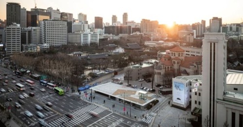 ２８日に開館するソウル都市建築展示館（写真中央の１階建て建物）全景。（写真提供＝ソウル市）