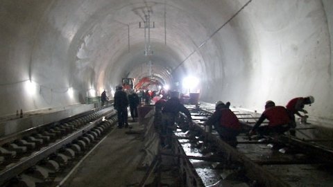 ユルヒョントンネル開通前の最終工事。（中央フォト）