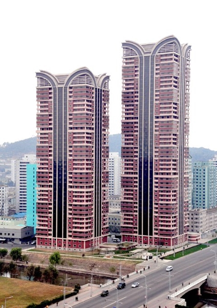 ２０１３年１０月に完工した金日成総合大学の教育者の住居（中央フォト）