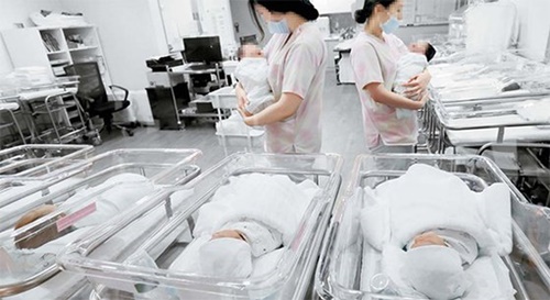 出生率の下落に歯止めがかからず、昨年合計特殊出生率は０．９８を記録した。生まれたばかりの赤ちゃんが看護師の世話を受けている、大田（テジョン）のある産婦人科新生児室。（写真＝中央フォト）
