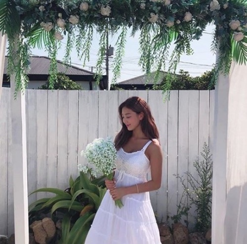 ｔｗｉｃｅジヒョ 白いワンピースと花束で清純な少女の魅力 Joongang Ilbo 中央日報