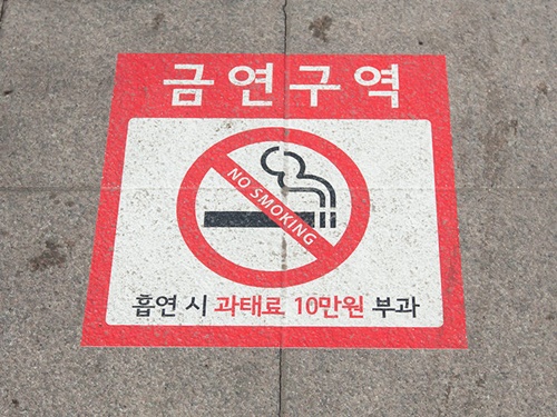 明洞ではロッテ百貨店横の大通りと明洞中央路～乙字路（ウルチロ）の間の区間は禁煙区域に指定されていてステッカーが貼られています。屋外での喫煙は注意が必要です。