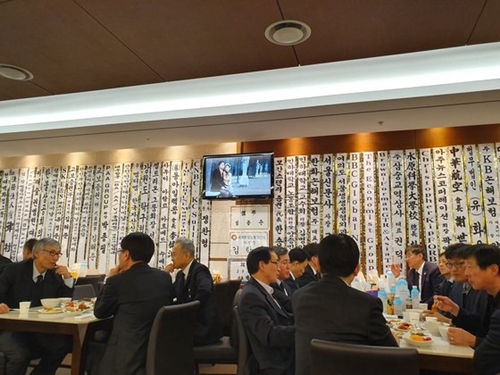 １３日、趙亮鎬（チョ・ヤンホ）会長の葬儀場。弔問客が対話している。モニターには趙会長の生涯を振り返る映像が流れていた。