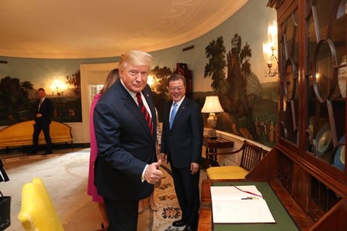 韓米首脳会談のためにワシントンを訪問した韓国の文在寅大統領が１１日（現地時間）、ホワイトハウスに到着して芳名録に記入した。ドナルド・トランプ米大統領が芳名録内容を見て親指を立てて見せている。（写真＝青瓦台写真記者団）