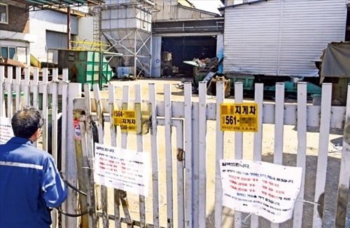 仁川の京仁鋳物工業団地のある廃業工場。鍵がかけられた工場の門には無断出入りを禁止するという警告状が掲げられている。