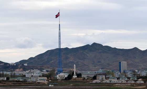 ２６日、坡州板門店で「４・２７板門店宣言１周年記念式」のリハーサルが行われた。「自由の家」から眺めた北朝鮮機井洞に北朝鮮の国旗が見える。（写真＝共同取材団）