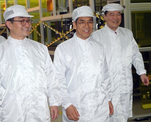 トップエンジニアリングのリュ・ドヒョン代表（右から２人目）が３０日に同社坡州事業所で朴原住特許庁長（左）と懇談会を終えた後生産ラインを見回っている。
