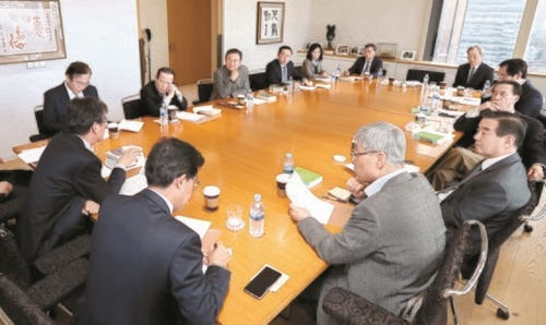各界の専門家による「韓日ビジョンフォーラム」第２回会議が開かれ、過去の問題の解決策について議論が行われた。