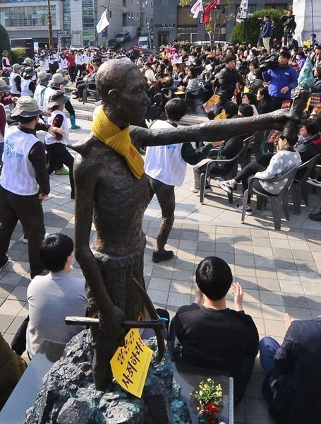 先月３０日、釜山東区草梁洞の日本総領事館近隣の鄭撥（チョンバル）将軍銅像のそばに臨時設置されている強制徴用労働者像
