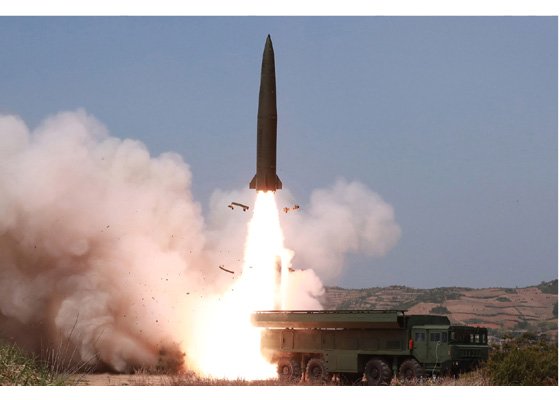 北朝鮮が４日午前、元山の虎島半島一帯で北朝鮮版イスカンデルミサイルと推定される弾道ミサイルと３００ミリ放射砲などを動員した射撃訓練をした。（写真＝朝鮮中央通信）
