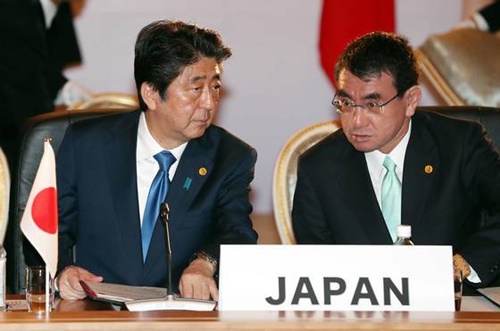 昨年５月、東京で開かれた韓日中首脳会議時の安倍晋三首相（左）と河野太郎外相。（写真＝青瓦台写真記者団）